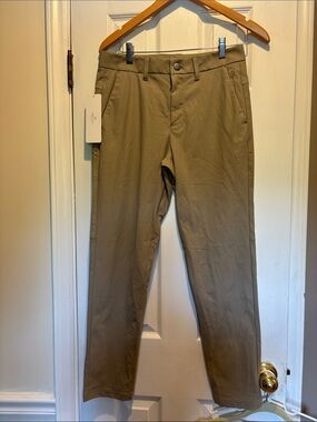 CRZ YOGA Men's All Day Comfy Performance Golf Pants Khaki Size 28x30 NWT Tapered
